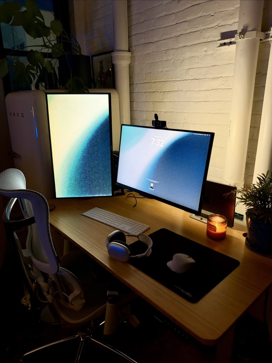 yonnnski's tweet photo. new backlight with the Mac setup 🌇 https://t.co/DH8OiaYlFQ
