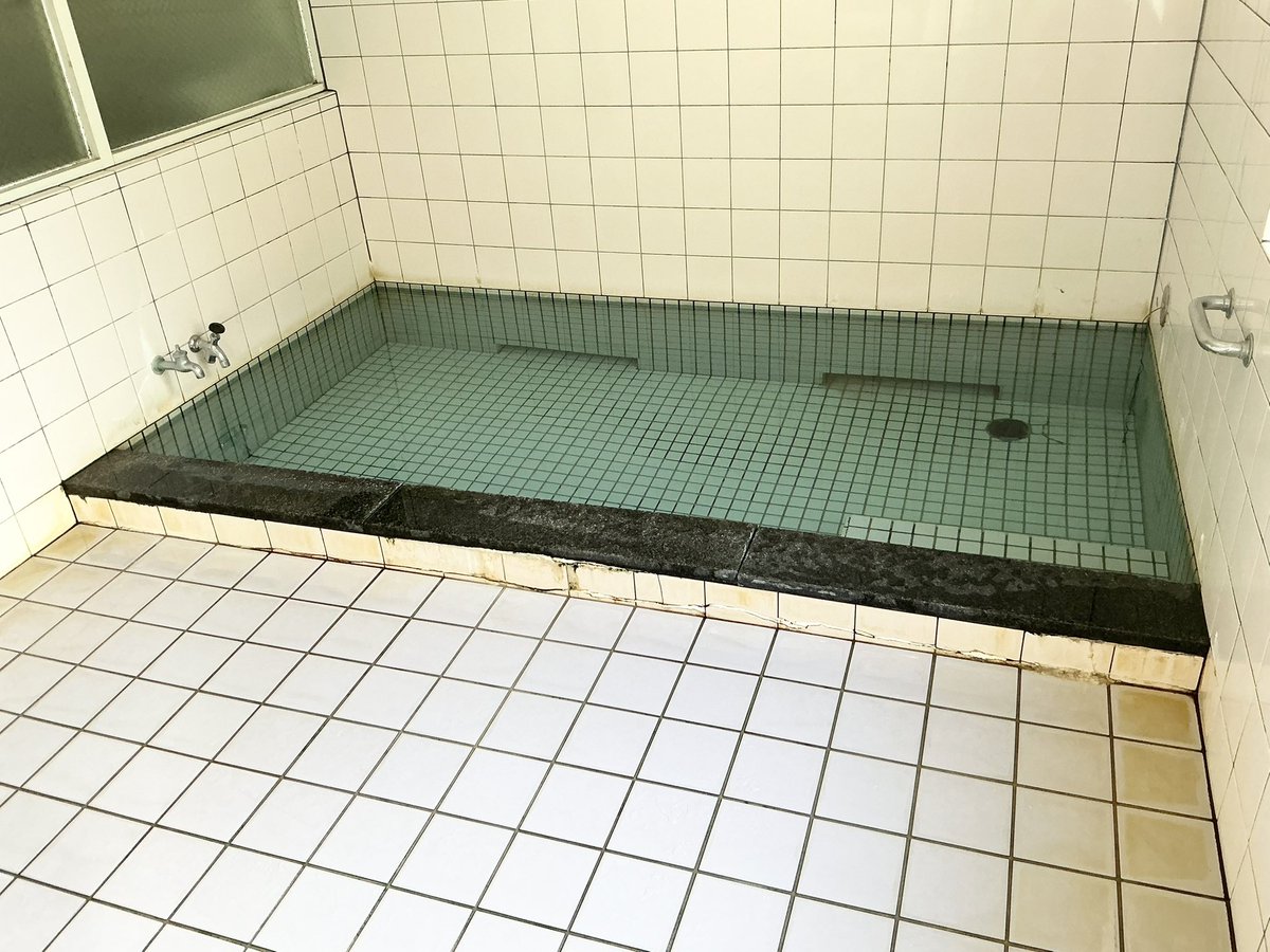 onseniii's tweet photo. 由良海岸では由良温泉 本間義一さんへ！
湯船の底で男湯と女湯がつながっています😃 https://t.co/LjscnrvNFT