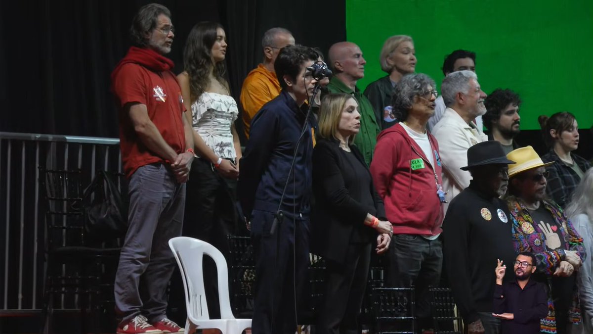leonardooosouza's tweet photo. o lula reuniu no mesmo local: tati quebra-barraco, xamã, zeca pagodinho, marieta severo, paulinho da viola, humberto carrão, malu mader, chico buarque, pretinho da serrinha, daniela mercury, sophie charlotte e mais uma infinidade de artistas https://t.co/5mQlwzIR7a