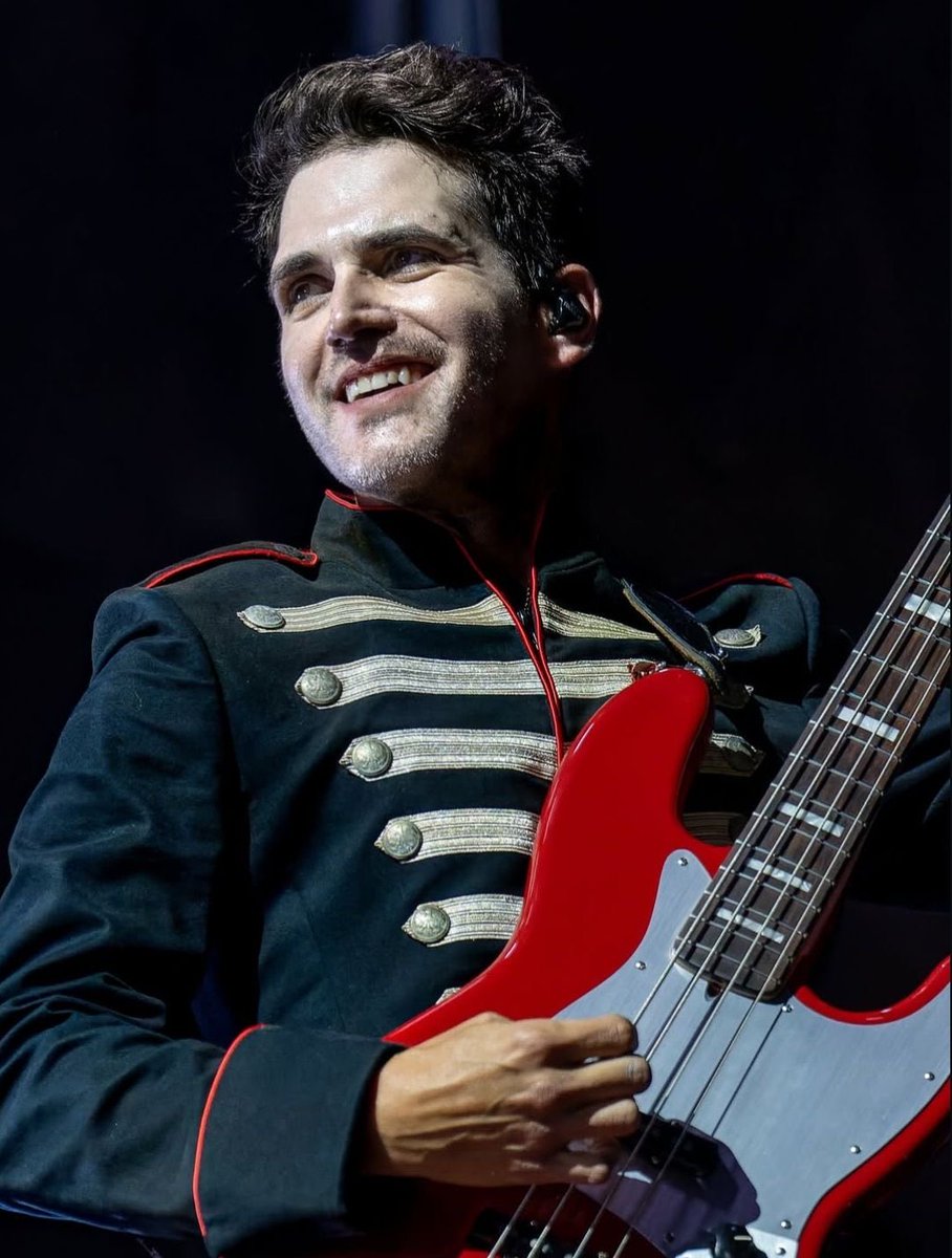 ryrawr_'s tweet photo. @caricatureofi I’m thinking Mikey! And during the black parade whether that is current lltbp tour or him in 2007(?)!! 
Also really admire u commenting on people posting Franks son https://t.co/YpE11gsamv
