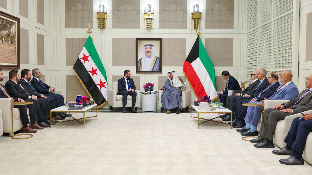 SyPresidency's tweet photo. التقى السيد الرئيس أحمد الشرع اليوم سمو ولي عهد دولة الكويت الشيخ صباح خالد الحمد الصباح، بحضور وزير الخارجية والمغتربين أسعد الشيباني، على هامش أعمال الجمعية العامة للأمم المتحدة في نيويورك.

وبحث الجانبان العلاقات بين البلدين الشقيقين وسبل تعزيزها، وتبادلا وجهات النظر حول عدد من القضايا الإقليمية والدولية ذات الاهتمام المشترك.

#رئاسة_الجمهورية_العربية_السورية
