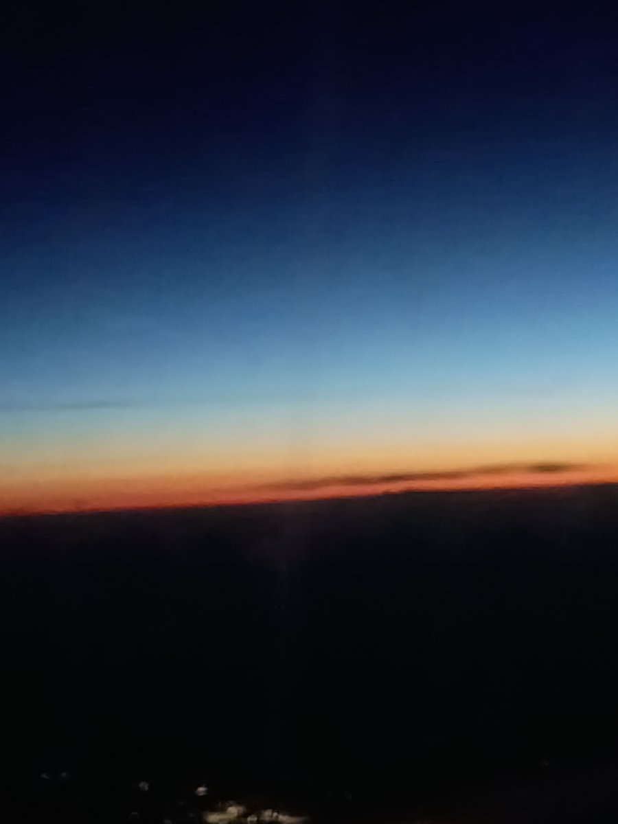 TandBOR's tweet photo. Sunrise on my flight to North Dakota https://t.co/vSEOm9LEHk