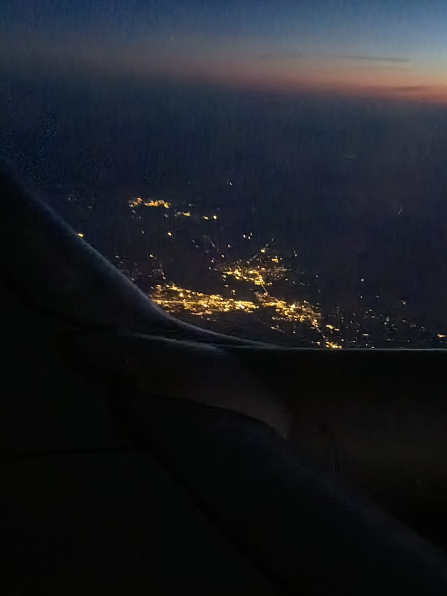 TandBOR's tweet photo. Sunrise on my flight to North Dakota https://t.co/vSEOm9LEHk