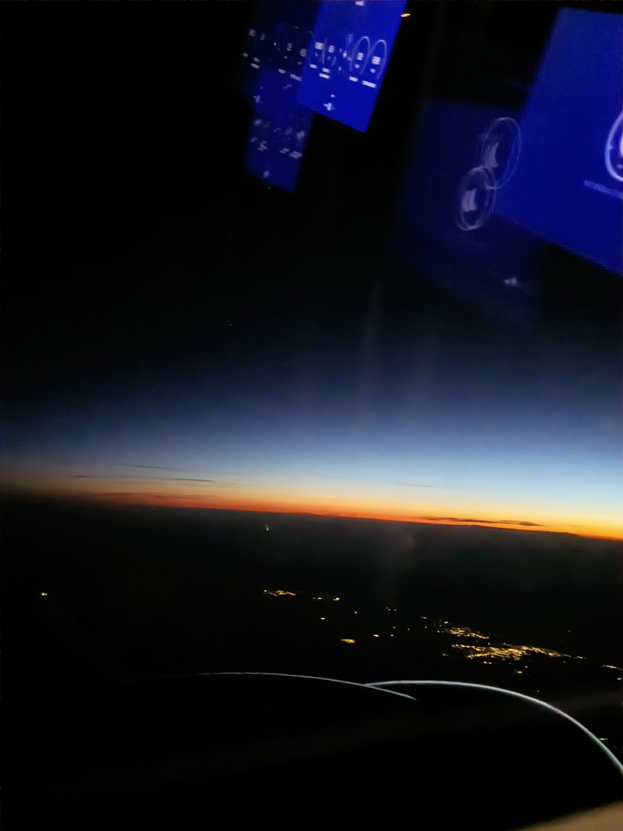 TandBOR's tweet photo. Sunrise on my flight to North Dakota https://t.co/vSEOm9LEHk