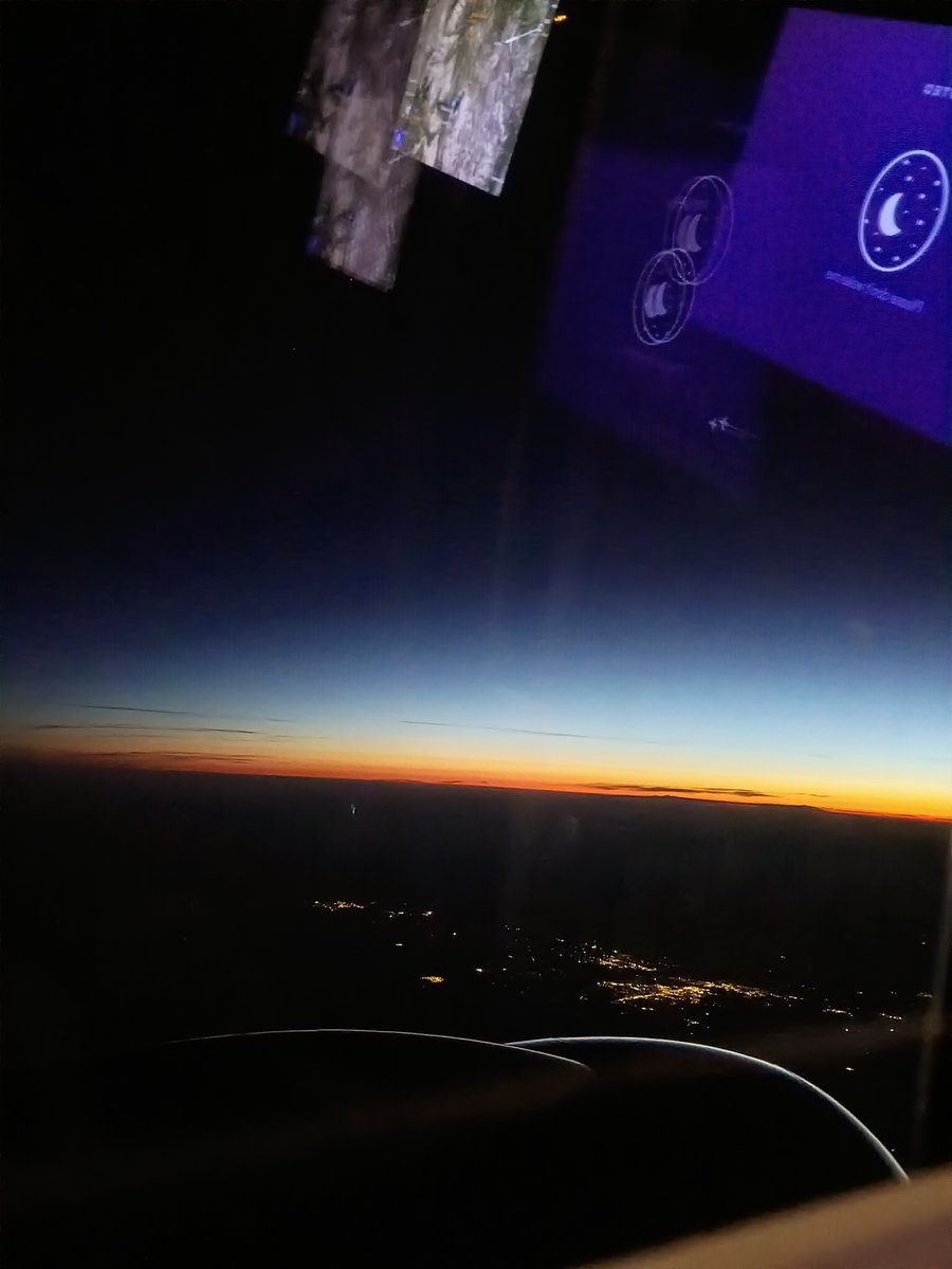 TandBOR's tweet photo. Sunrise on my flight to North Dakota https://t.co/vSEOm9LEHk