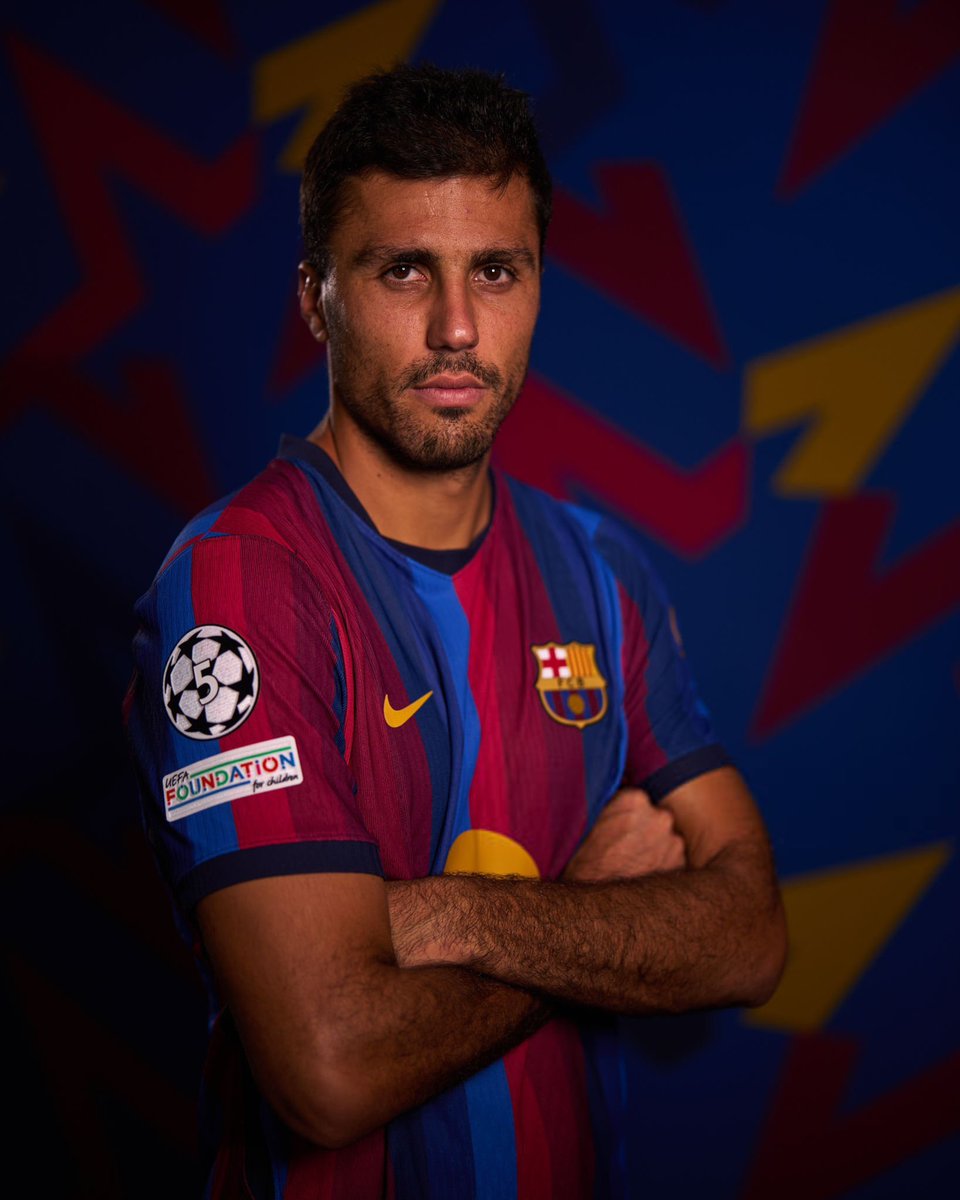 ActuFoot_'s tweet photo. 🚨🚨 RODRI 🇪🇸 RACONTE AVOIR SOUFFERT PHYSIQUEMENT AU DÉBUT AVEC HANSI FLICK 🇩🇪 👇 :

« Guardiola et Flick ne se ressemblent en rien. ❌

Quand je suis arrivé à Barcelone, je pensais arriver dans la philosophie du rondo et de la possession, et LA VÉRITÉ C’EST QUE LES 4 PREMIERS JOURS, ILS M’ONT INFLIGÉ UNE TELLE RACLÉE PHYSIQUE, je me suis dis : "OÙ SUIS-JE TOMBÉ ?". 🥵

🎙️ @partidazocope