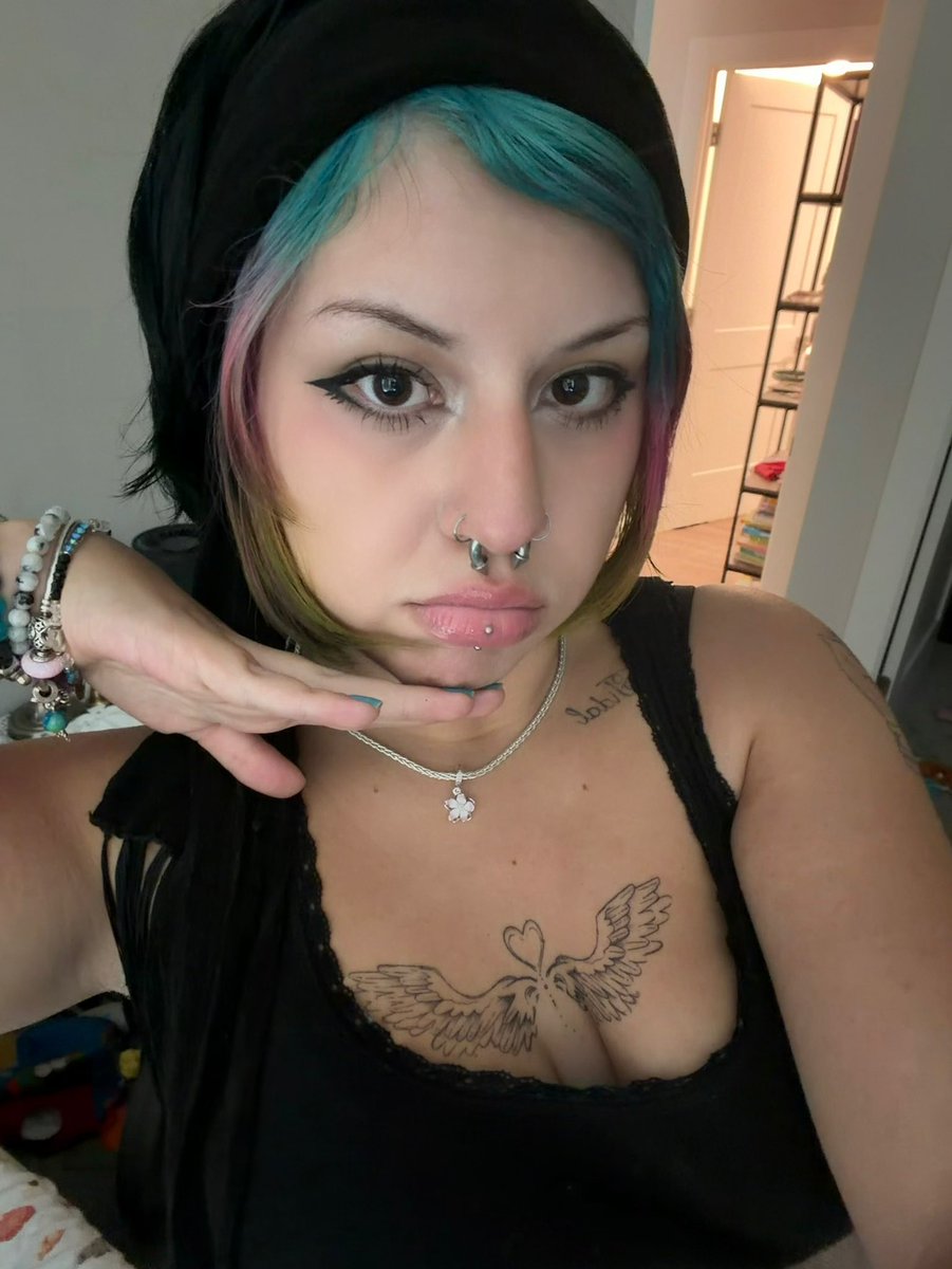 urunicornprncss's tweet photo. breaking news: beautiful girl steals every single cent in your bank account (¬`‸´¬) https://t.co/c7EDGnPnfn