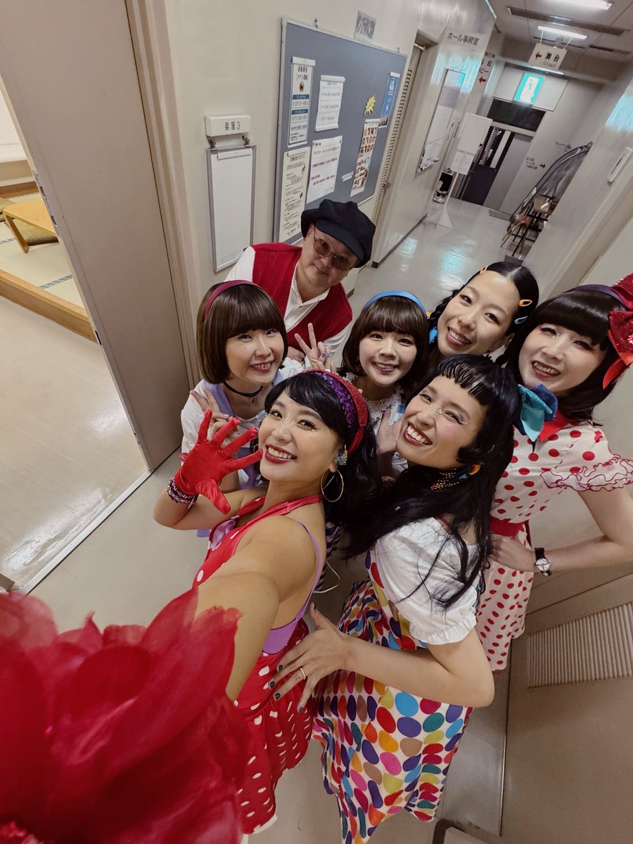 sakurapastorius's tweet photo. 唱和百一年ツアー幕開けました！
久々のバンドツアーとっても楽しいです😊
10/3は福岡にいきます！
お近くの方はぜひ会いにきて一緒に旗を振ってね✨
#チャラン・ポ・ランタン https://t.co/DK4o6CdA5U