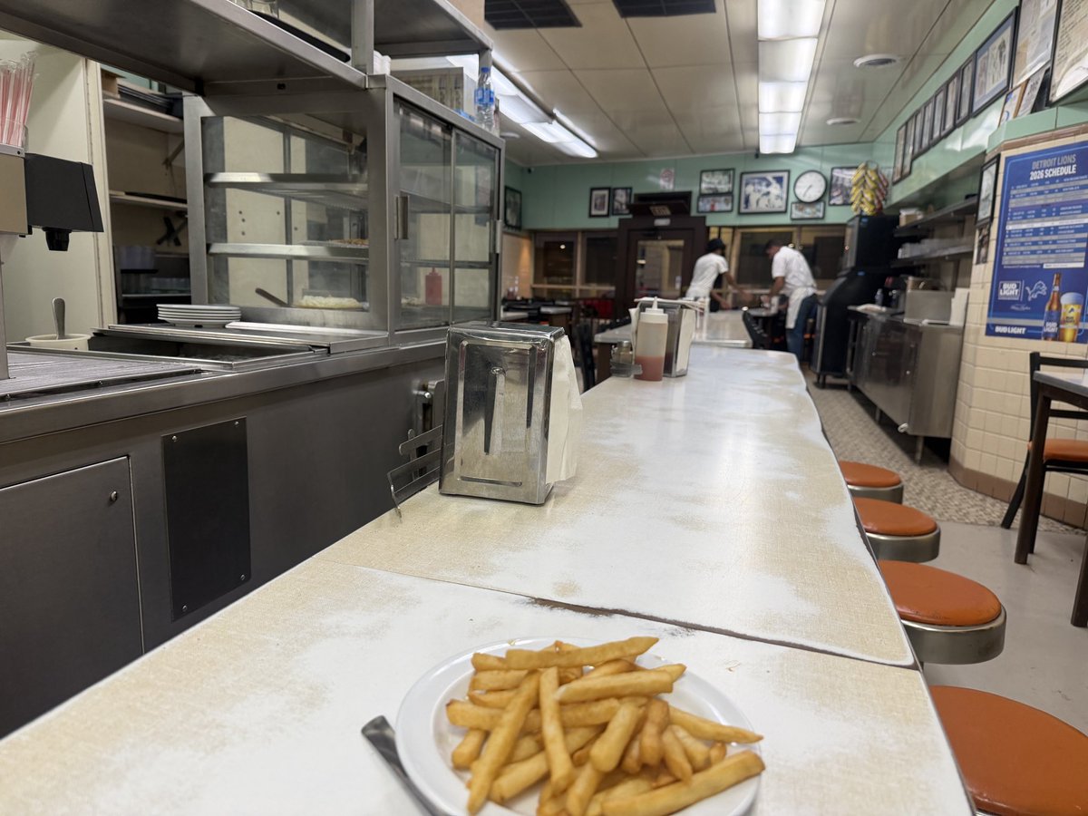 samueljrob's tweet photo. have you ever ate in here while it’s completely empty https://t.co/OuxuBpJhaa