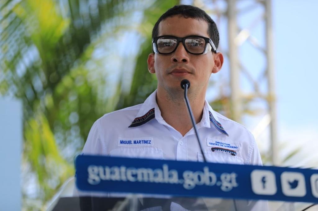PrensaComunitar's tweet photo. 🚨 #URGENTE  MP ejecuta allanamientos y órdenes de captura en caso que involucra a Miguel Martínez

Según el MP, el operativo se desarrolla esta tarde. Aunque no se busca detener a Miguel Martínez, sí se allanó una residencia de su familia. Además, el MP confirma que solicitó la captura de personas cercanas a él.

📸 Gobierno