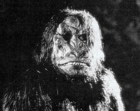 TheCafeMacabre's tweet photo. Un Michael Ironside sin escrúpulos y un Bigfoot modificado genéticamente nutren un bodycount bastante aceptable en esta peli de aventuras y conspiraciones a la que no le sobra ni un solo minuto. Una joya del videoclub que dio comienzo a una irregular franquicia de 4 películas. https://t.co/ca2r0QyaRg