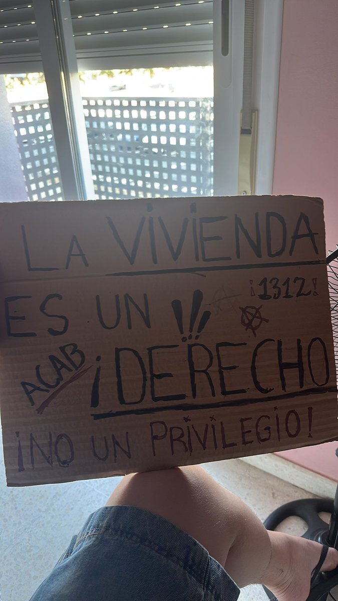 maaerii444's tweet photo. hoy he llevado este cartel a una manifestación en contra de lo que le ha pasado a la señora a la que han desahuciado en madrid, y me ha parado la policía y me ha denunciado porque ponía acab. lol no es broma. not all cops but always a cop 🫨🫨
vaya puta injusticia https://t.co/apS4VIavzP