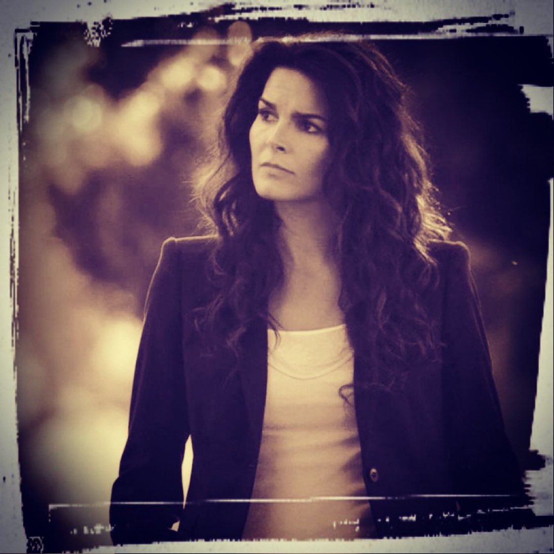Harmonfancnt's tweet photo. #Strength is when you have so much to cry for but you prefer to #smile instead😄💪🏻 Have a beautiful day @Angie_Harmon 😉 #janerizzoli #angieharmon #tbt #thursday #amazingwoman #motivation #workhard https://t.co/3ljpfjuSLv