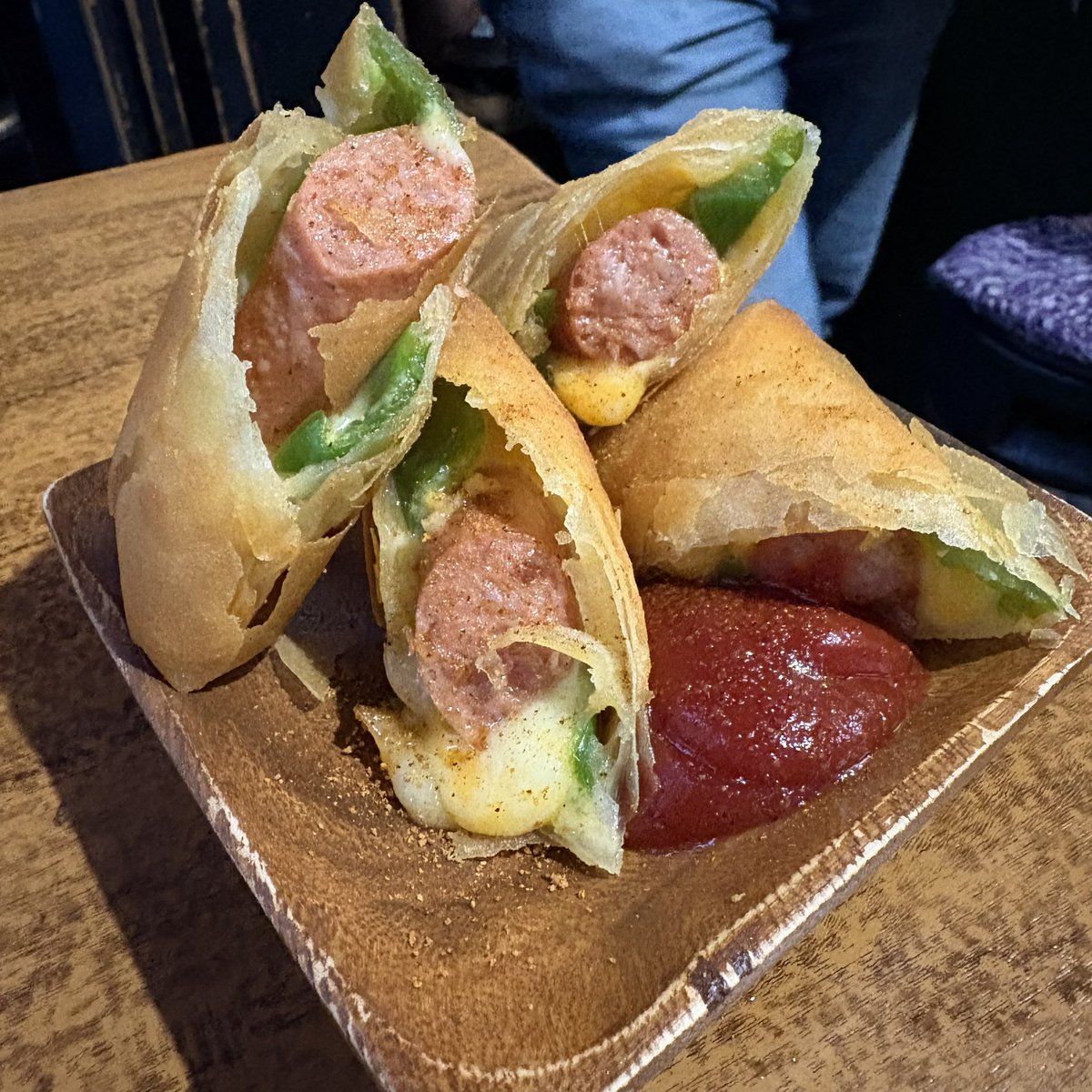 osake_gabugabu_'s tweet photo. 船橋飲み3軒目はこの日の大本命酒場CHACOへ。
相変わらず人気すぎて超満席。
背脂チャーハンが美味すぎてガンギマリ。
本当に何食べてもめちゃ美味いし、接客も最高だし、もう本当に好き！
ちなみにこの日2回行ってます私。
今度 @sakemesitabako も連れてきてって言われたので連行します🫡
#酒場chaco https://t.co/ZnvEwd5ll0