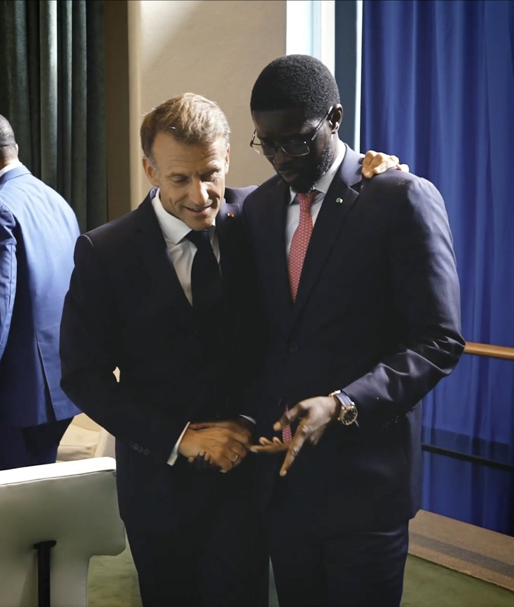 anatolium's tweet photo. 60 morts. 1000 prisonniers politiques. Deux ans de volés au peuple sénégalais.

25 éborgnés, 20 mutilés, 3.000 blessés, 11.000 personnes arrêtées. Dix ans de volés au peuple français. https://t.co/oHV0bHvi3j