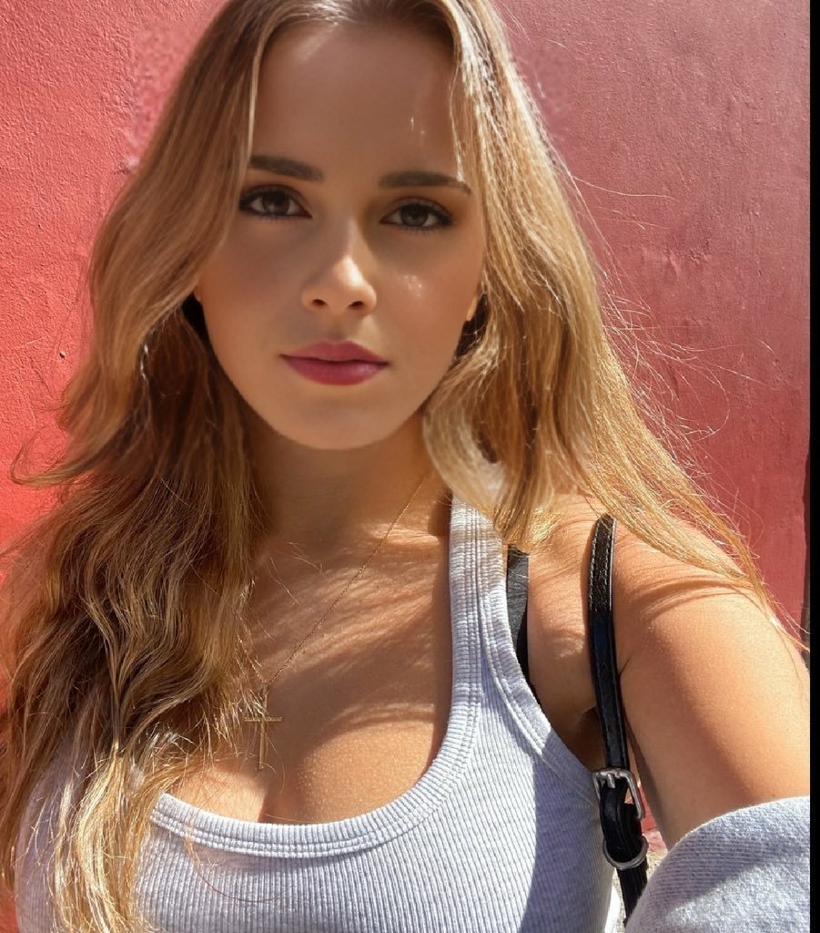 EmmaWatsopg's tweet photo. Honey , how do I look here ? 🥹❤️only you should answer me https://t.co/dHSYAuN63E