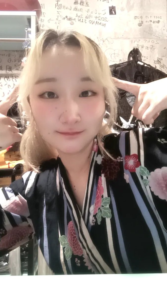 azukitwin's tweet photo. 今日はセンター分けにしたよん https://t.co/a6IQz7L0T1