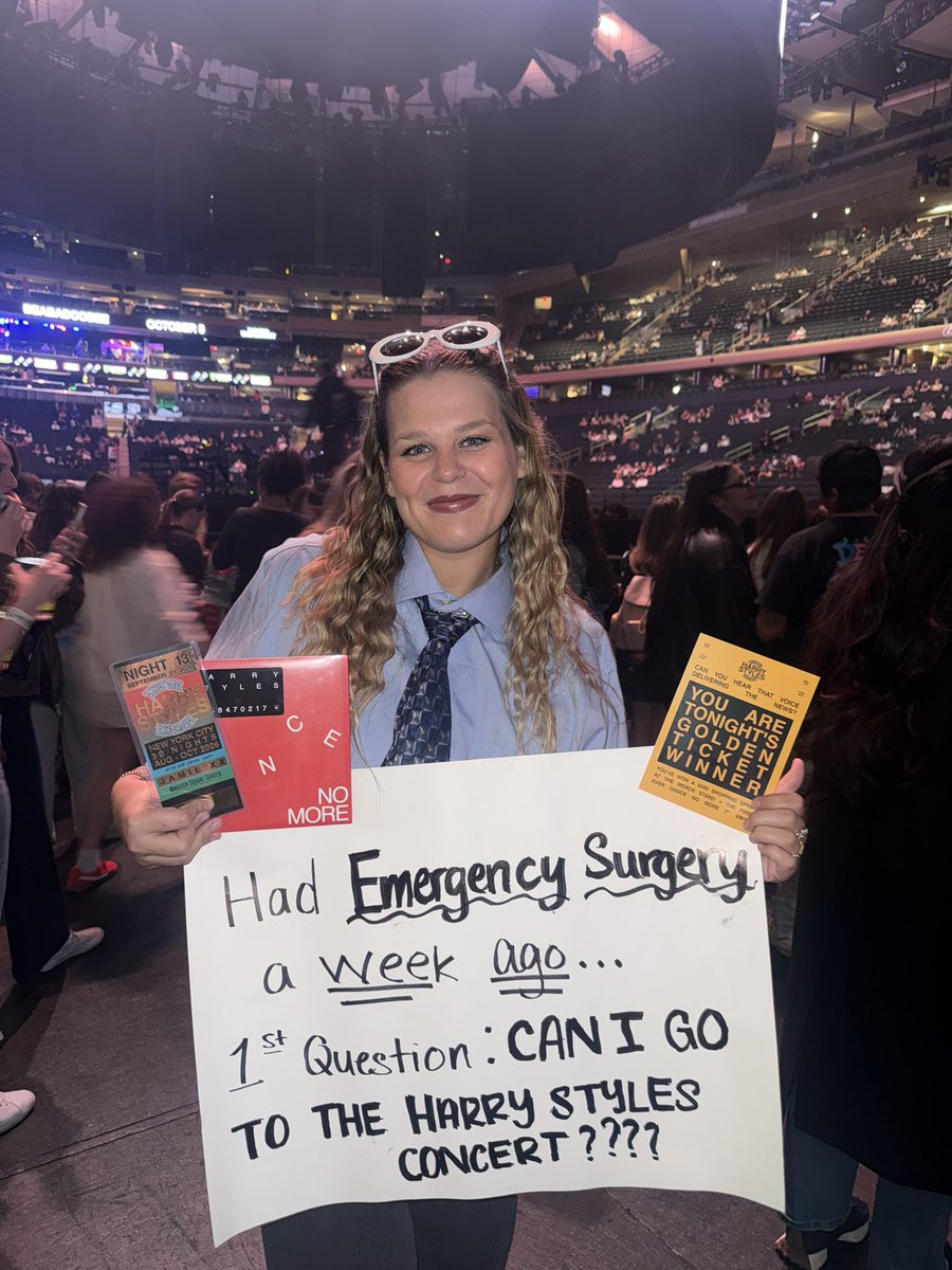 haz_e_styles_'s tweet photo. I WON THE GOLDEN TICKET AT HARRY STYLES TONIGHT! I got the very first unreleased 7 in Dance No More vinyl 😭🪩👩🏼‍🐰‍👩🏽 @HSHQ @Harry_Styles https://t.co/a4zvOt3v8t
