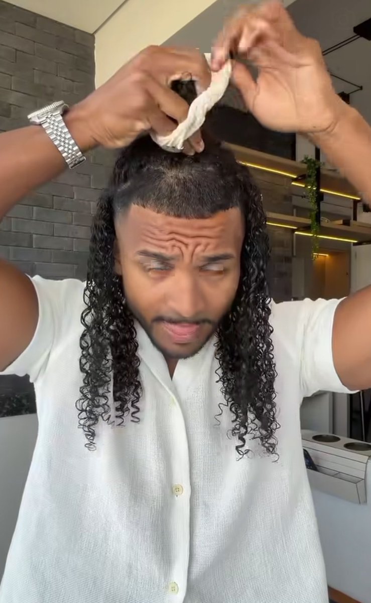 s3ufuturoex's tweet photo. Eu não entendo esse corte de cabelo, porque eles raspam na frente e deixam grande atrás? Isso não faz sentido nenhum https://t.co/8DyZAiLE17