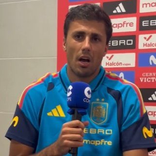 ActuFoot_'s tweet photo. QU’IL GAGNE OU PAS… RODRI 🇪🇸 SERA LÀ À LA CÉRÉMONIE DU BALLON D’OR 🌕 ! 😁

🗣️ « Oui, JE SERAI LÀ ! J’irai quoi qu’il arrive !

Même le jour du Ballon d’Or, je pensais qu’ils ne me le donneraient pas, et pourtant, j’étais là ! »

🎙️ @partidazocope via @Blaugranation_ https://t.co/Zeh6FoaRjG