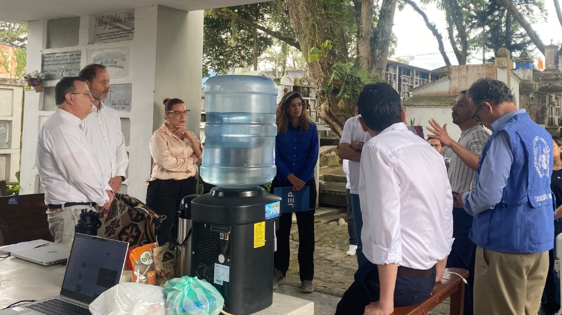 ONUHumanRights's tweet photo. En el cementerio San Antonio de Padua, en Pitalito, Huila, es la primera vez en la historia colombiana que ex jefes de las FARC-EP (caso 1)  y máximos responsables de la Fuerza Pública (caso 3) trabajan conjuntamente para cumplir con labores de búsqueda humanitaria de víctimas del conflicto armado, en cumplimento de las sanciones propias de la @JEP_Colombia. Acompañamos esta diligencia.

🇺🇳Reconocemos la valentía de las víctimas en su búsqueda incansable de justicia y su participación como un elemento central del proceso en la JEP. Reiteramos nuestro apoyo a los esfuerzos de verdad, justicia, reparación y no repetición en Colombia.

🇺🇳Las sanciones impuestas por la JEP a los comparecientes -tras reconocer verdad y responsabilidad ante las víctimas- constituyen un hito histórico en la justicia transicional colombiana, y en el mundo, para abordar los crímenes ocurridos en el marco del conflicto y la lucha contra la impunidad.

🇺🇳La implementación actual de las sanciones a los comparecientes combina restricciones efectivas de libertades y derechos, mecanismos de monitoreo y supervisión, y realización de proyectos restaurativos orientados a la reparación de las víctimas y de comunidades afectadas por el conflicto armado. 

🇺🇳Esto demuestra la capacidad de la JEP para cumplir su mandato, establecer los patrones de los graves crímenes e imponer sanciones a los máximos responsables.

🇺🇳En esta etapa, y las que siguen, es fundamental garantizar las condiciones de funcionamiento de la jurisdicción especial para la paz para que pueda cumplir con sus objetivos de lucha contra la impunidad de los graves crímenes ocurridos en el conflicto.
#VictimasAlCentro
#SancionesPropias 
#LaJEPCumple