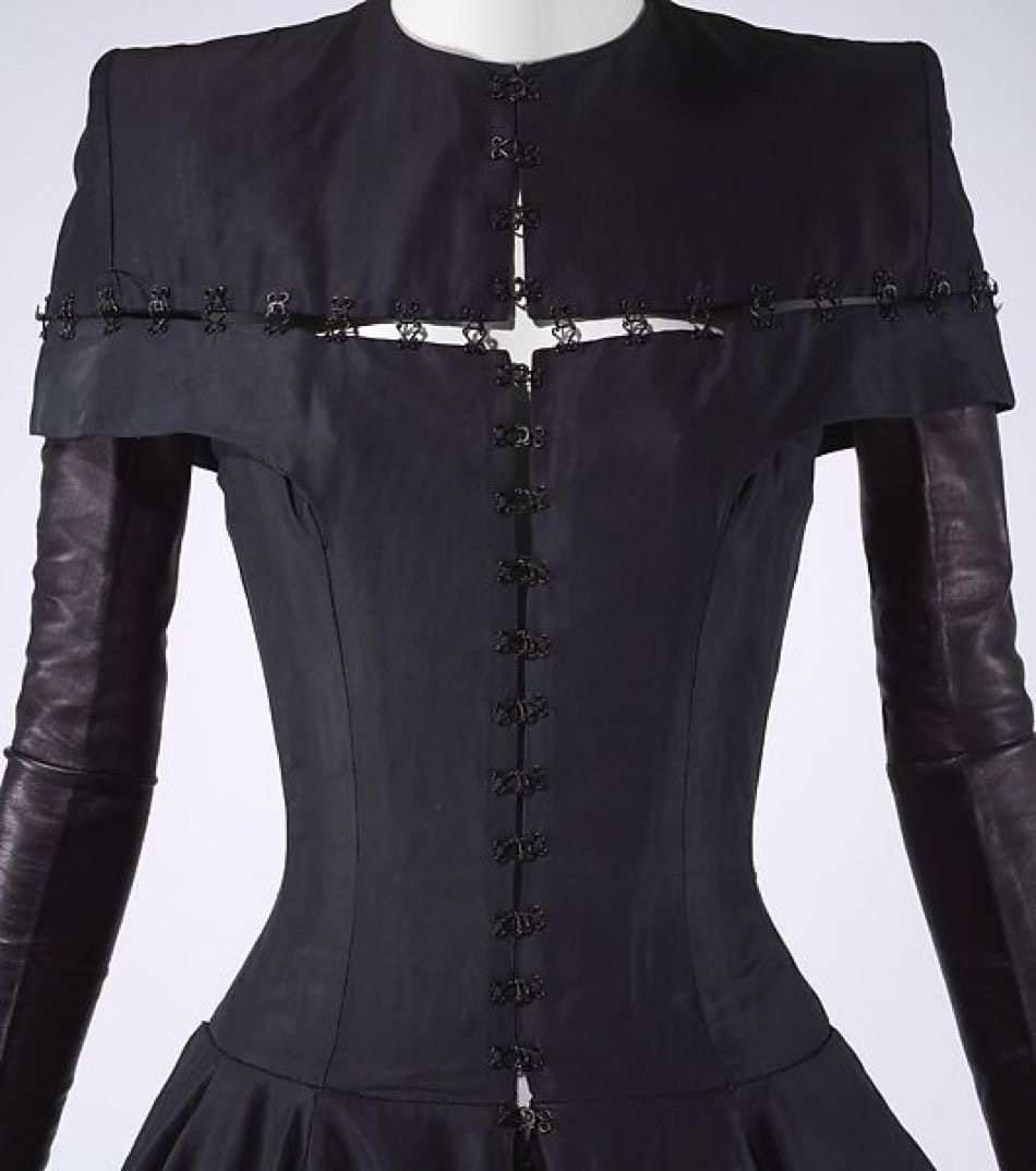 softlarksong's tweet photo. i like when fashion is a little kinky. subtly, slightly fetishistic. https://t.co/41rtQTcR3y