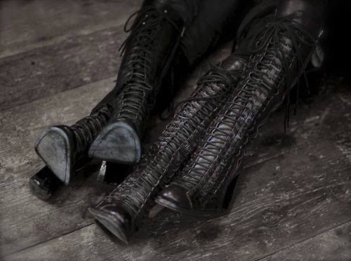softlarksong's tweet photo. i like when fashion is a little kinky. subtly, slightly fetishistic. https://t.co/41rtQTcR3y