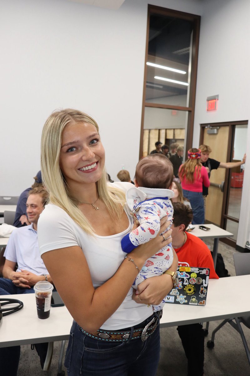 Rylieparis05's tweet photo. We went over why abortions are horrible/murder and showed them the innocent pure life that comes with being pregnant and having a child. https://t.co/CX4xjVRATt