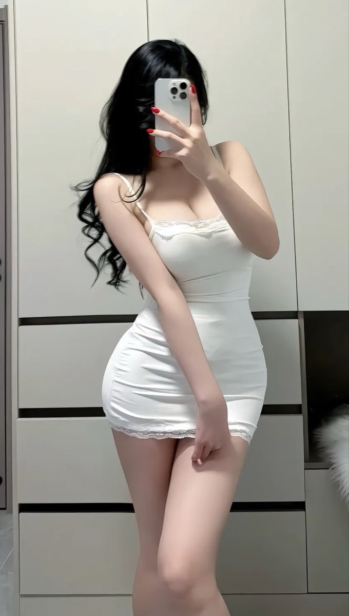 trishbby's tweet photo. 这个点还有真人在吗

刚拍了点照片！！！

有人锐评我20岁的福吗？  

是粉哒！！看完不许乱说噢！！ https://t.co/qYAaqvHHO3