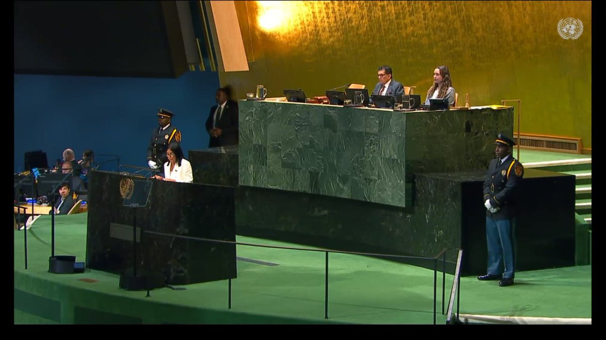 ConElMazoDando's tweet photo. #JuventudUnidaPorVenezuela | La presidenta de la República, Delcy Rodríguez, durante su participación en la 81 sesión anual de la Organización de Naciones Unidas, ratificó la vocación pacifista del Gobierno venezolano y su aspiración de construir relaciones internacionales basadas en el respeto y la igualdad entre las naciones. 

"Venezuela mantiene lineas muy claras sobre las aspiraciones y consensos la humanidad en temas como la paz, el desarrollo, la igualdad la crisis climática, el libre comercio, seguridad energética y recientemente la inteligencia artificial", recalcó la mandataria al comienzo de su discurso.

@del