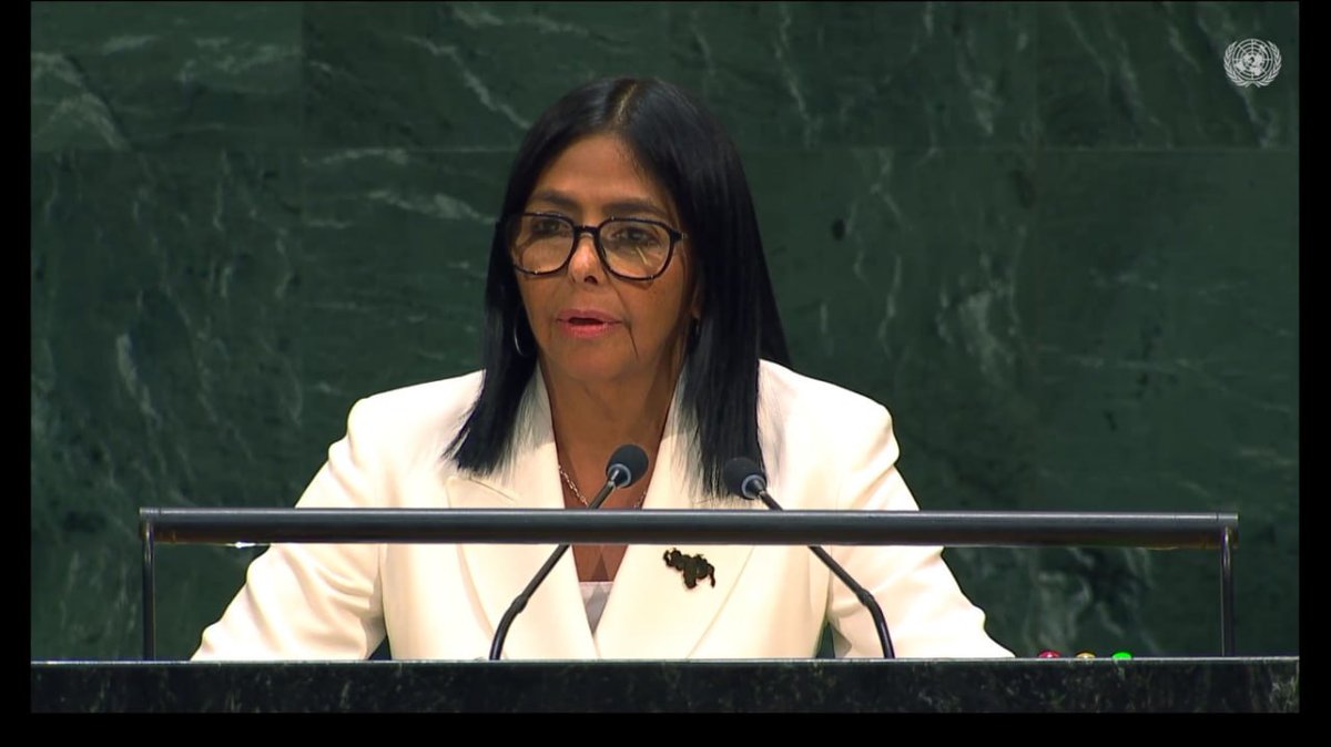 ConElMazoDando's tweet photo. #JuventudUnidaPorVenezuela | La presidenta de la República, Delcy Rodríguez, durante su participación en la 81 sesión anual de la Organización de Naciones Unidas, ratificó la vocación pacifista del Gobierno venezolano y su aspiración de construir relaciones internacionales basadas en el respeto y la igualdad entre las naciones. 

"Venezuela mantiene lineas muy claras sobre las aspiraciones y consensos la humanidad en temas como la paz, el desarrollo, la igualdad la crisis climática, el libre comercio, seguridad energética y recientemente la inteligencia artificial", recalcó la mandataria al comienzo de su discurso.

@del
