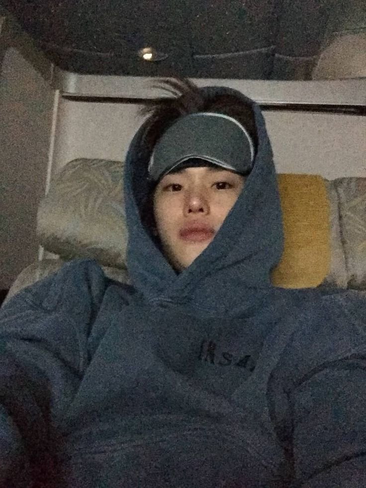 googuumelo's tweet photo. de luto pela minha morte daqui do além, entao pintei meu cabelo de preto e agora ta tudo espigado 👻 https://t.co/4tcmbZHvFq