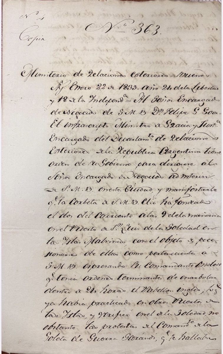 EliasSuarezSDE's tweet photo. Un hallazgo documental que fortalece la memoria histórica sobre #Malvinas  🇦🇷

En el Archivo Histórico de Santiago del Estero conservamos dos documentos oficiales del entonces ministro de Gracia y Justicia encargado del departamento de 
Relaciones Exteriores de la República Argentina. Están fechados el 15 y el 22 de enero de 1833.

Tal como expresan las actas, la corbeta británica Clio fondeó el 2 de enero a las 9 de la mañana en el "Puerto de San Luis de la Soledad", con el objeto de posesionarse de las islas como pertenecientes a la Corona británica. Su comandante, Onslow, declaró tener órdenes terminantes de enarbolar el pabellón inglés dentro de 24 horas, donde flameaba la bandera de la República Argentina, y lo hizo pese a las protestas del comandante de la goleta de guerra Sarandí.

En ellos, el Gobierno argentino reclama ante el representante británico, le exige explicaciones y fija su posición frente a la ocupación. Son fuentes primarias, contemporáneas a los hechos. Registran de primera mano la reacción diplomática argentina de enero de 1833.

Por su excepcional valor histórico y documental, los declaramos de interés público provincial por decreto 2026-2130-E-GDESDE-GSDE. Remití copias al canciller @pabloquirno (@Cancilleria_Ar) También las entregaremos a las autoridades del Congreso de la Nación y a nuestros legisladores nacionales. 

A 193 años, estos documentos confirman que el reclamo argentino comenzó en los primeros días de la ocupación. 

Ese reclamo sigue vigente.

Las Malvinas fueron, son y serán argentinas.

#Malvinas #SantiagoDelEstero #Argentina 🇦🇷