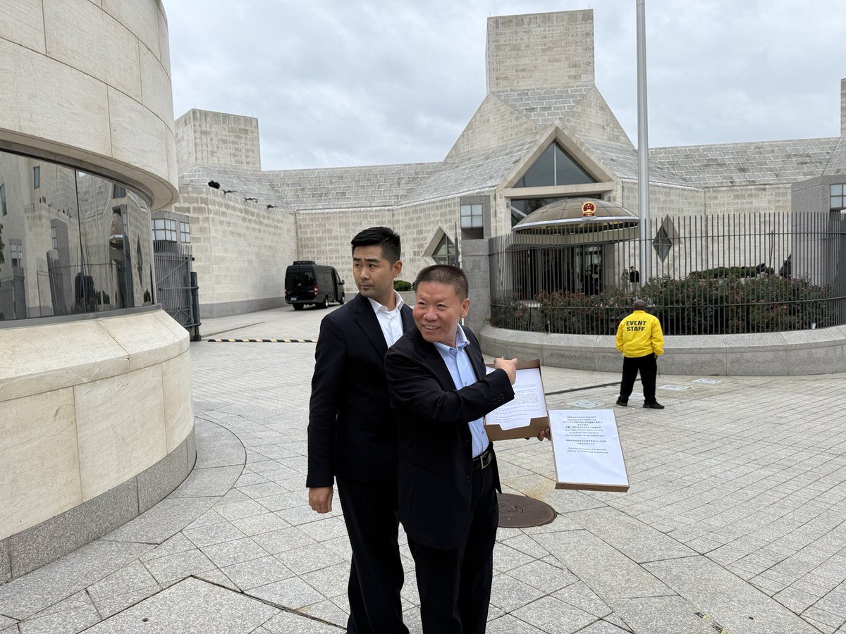 BobFu4China's tweet photo. 我们今天上午大约11:50分去了中共国大使馆递交了为释放曹三强牧师回美国团聚治疗癌症大家的签名（只有名字）也附上了一封给CCP总书记和国家主席习近平先生的一封信，希望他从基本人道主义出发还给曹牧师护照允许他回美。使馆今天如临大敌，到处是诡异人员走动。使唤雇佣的黄衣人拿着我签的信函进去使馆通报回来说这几天都是大日子太忙，都在习下榻的宾馆工作，无法接待我们。所以建议或者下周或者我们Fedex快递过去。没人进出大门的人都神色凝重，不敢正面跟我们直视一眼。看起来有人要故意过来碰瓷，我们也很礼貌的走开去了Fedex保证明天习书记到达白宫就可以收到。我们也把签名郵送到了白宫川普总统明天通过白宫信仰事物办公室主任Paula White牧师早上收到。