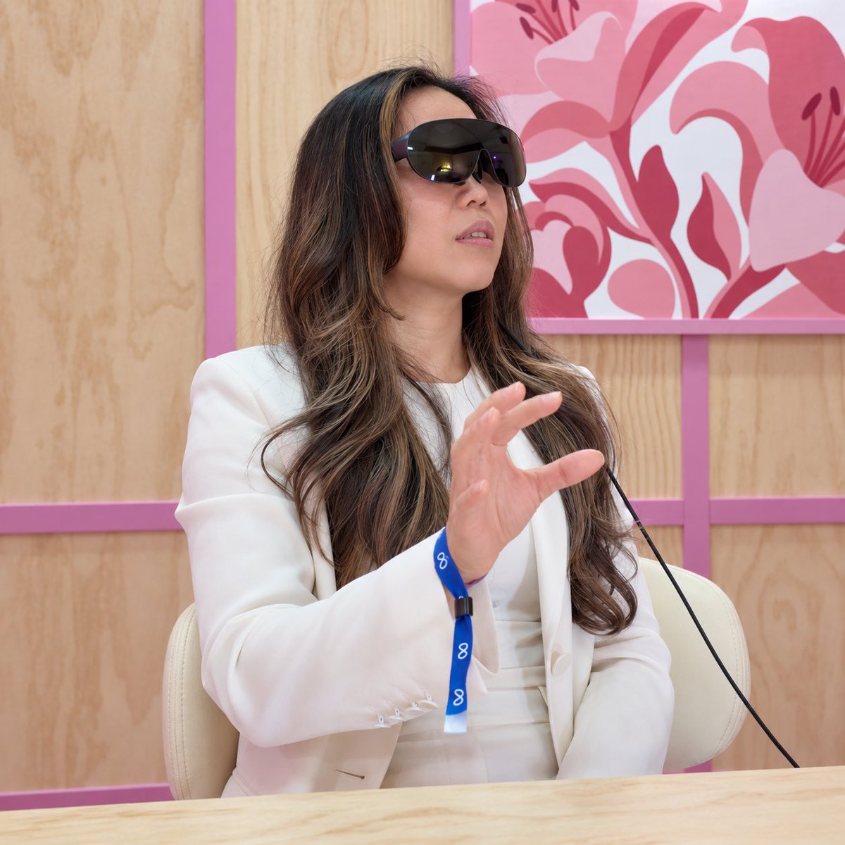 CasandChary's tweet photo. I tried Meta's new VR glasses and they weigh about 100 grams 🤯

Things to know: 
• 5K micro-OLED, custom pancake lenses
* XR2 Gen 3 in a separate puck, 12/128GB with expandable MicroSD slot up to 1TB
• full Quest library if you connect the Touch Controllers
• new hand-tracked games at launch
• it’s a portable entertainment device
• with the ability to spawn a multi-screen productivity workspace using USBC DP
• Muse AI integration

Smaller FOV (84° D) than Quest 3, but the sharpest display Meta has made.

$1,299.99, spring 2027