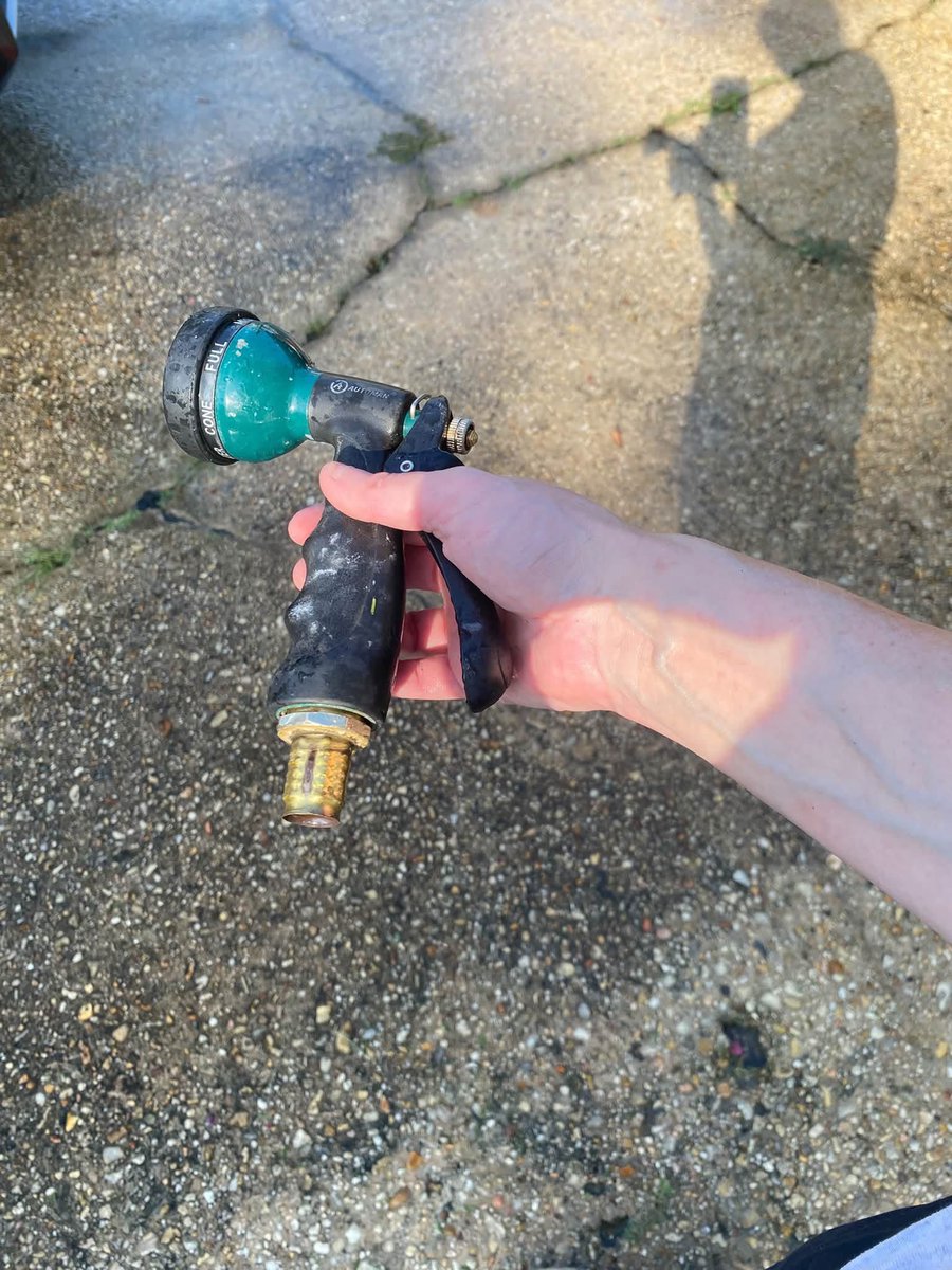 boutepriscilla's tweet photo. Big Momma is all clean….and so is the rest of the neighborhood! Turns out the hose probably doesn’t like when you call it’s momma and daddy a hoe for kinking up! RIP dude. https://t.co/9VxS1mk3Ne