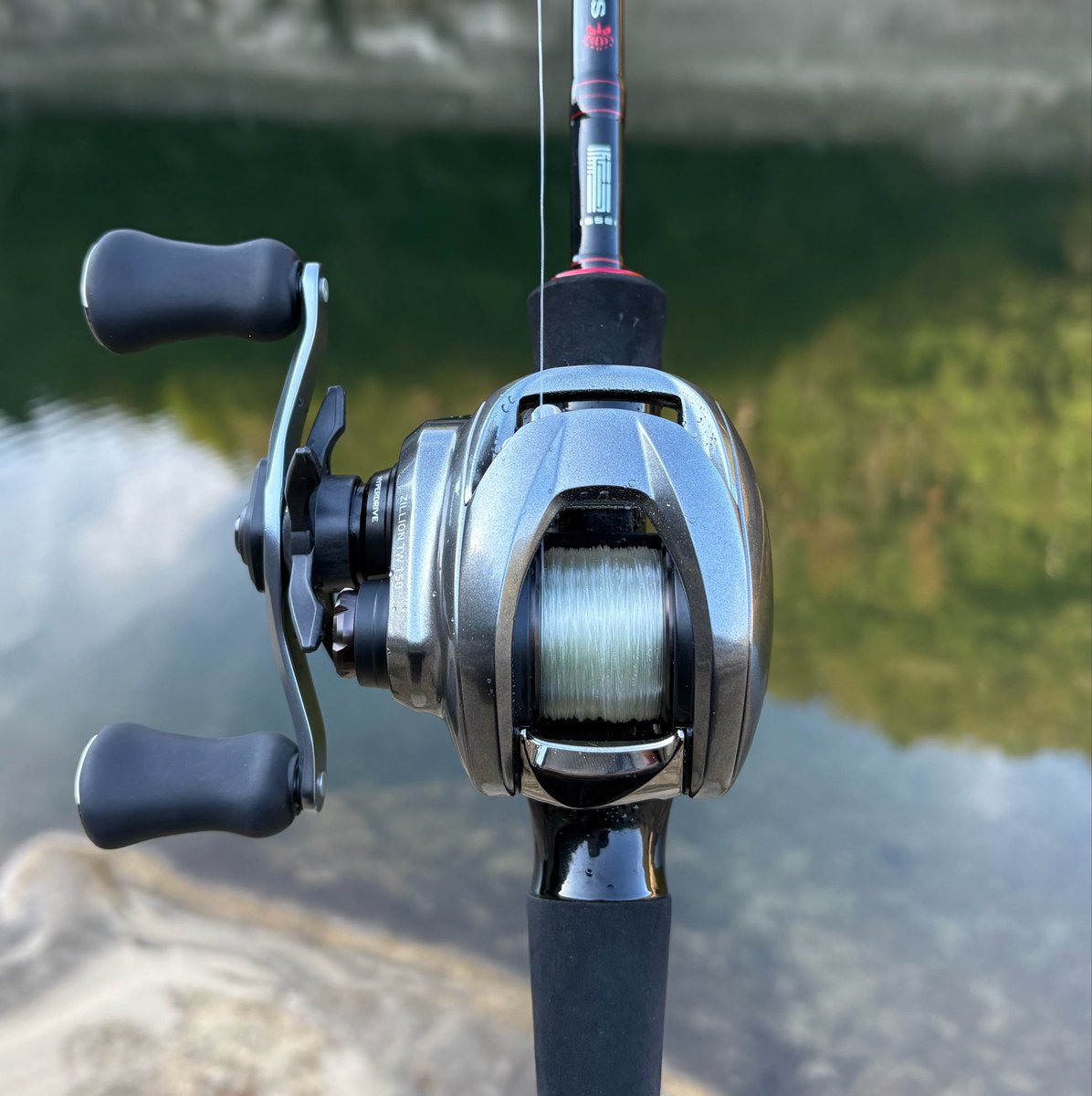 JinTachiuo's tweet photo. 久々の釣り🎣
買ってた新型ジリオン150を試投。
SNSとかで酷評されてる方を見かけて買ってて投げる前から心配してたけど…何も問題ない。
むしろ驚きの飛距離😳以前のジリオンからしたらパーミングもしやすく安心した😮‍💨
ちなみにラインはフロロ16、ロッドはLycoris70MH+
#ジリオンTW150
#Lycoris https://t.co/zqEmkE8eGJ