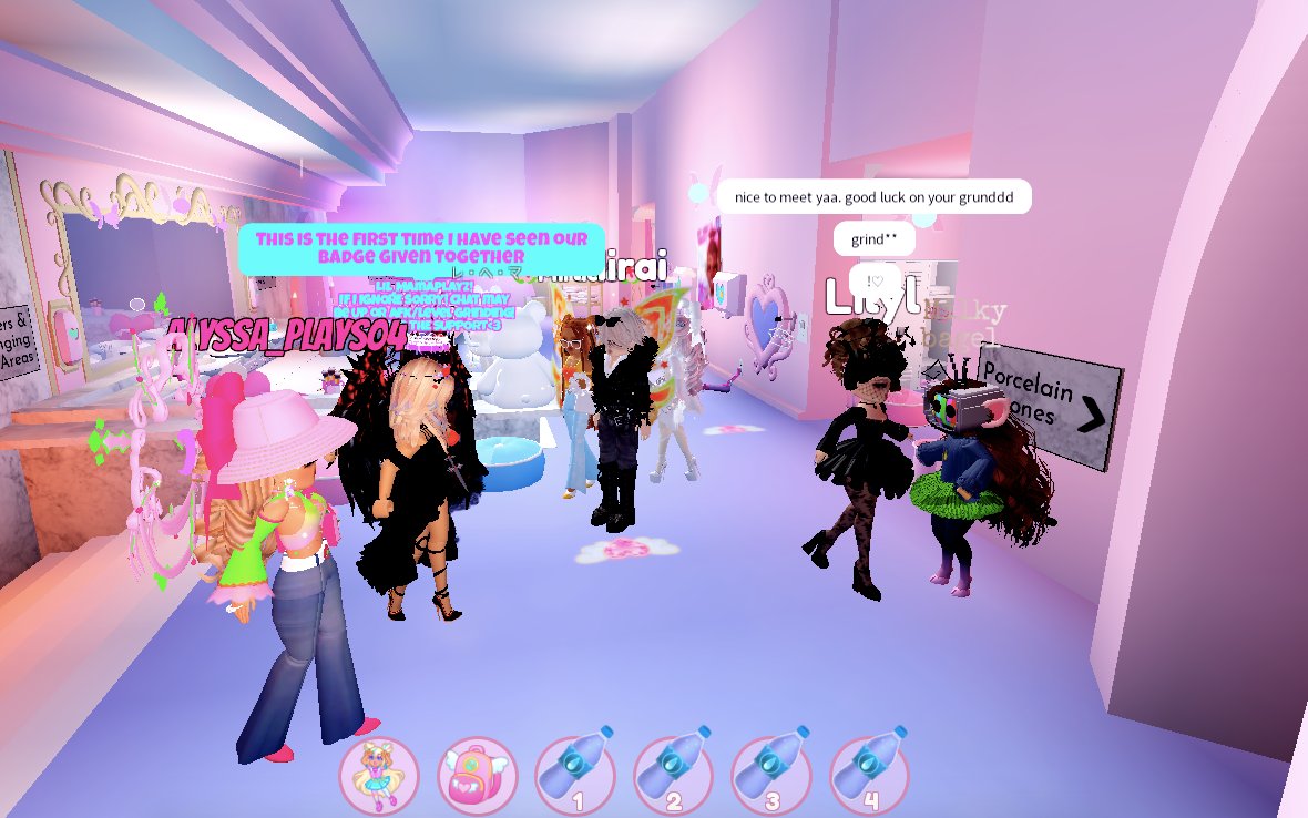 000eeevveee000's tweet photo. i met both lil mama and alyssa in the server!! theyre super nice<333 https://t.co/v0ULAZdKg6