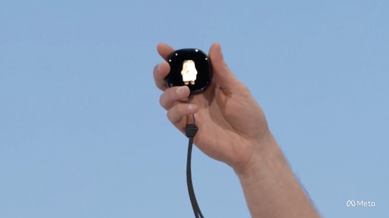 gurgavin's tweet photo. META JUST LAUNCHED A NEW  PALM-SIZED DEVICE WITH 5G TO USE IT’S NEW AI

$META https://t.co/ey8951F0i7