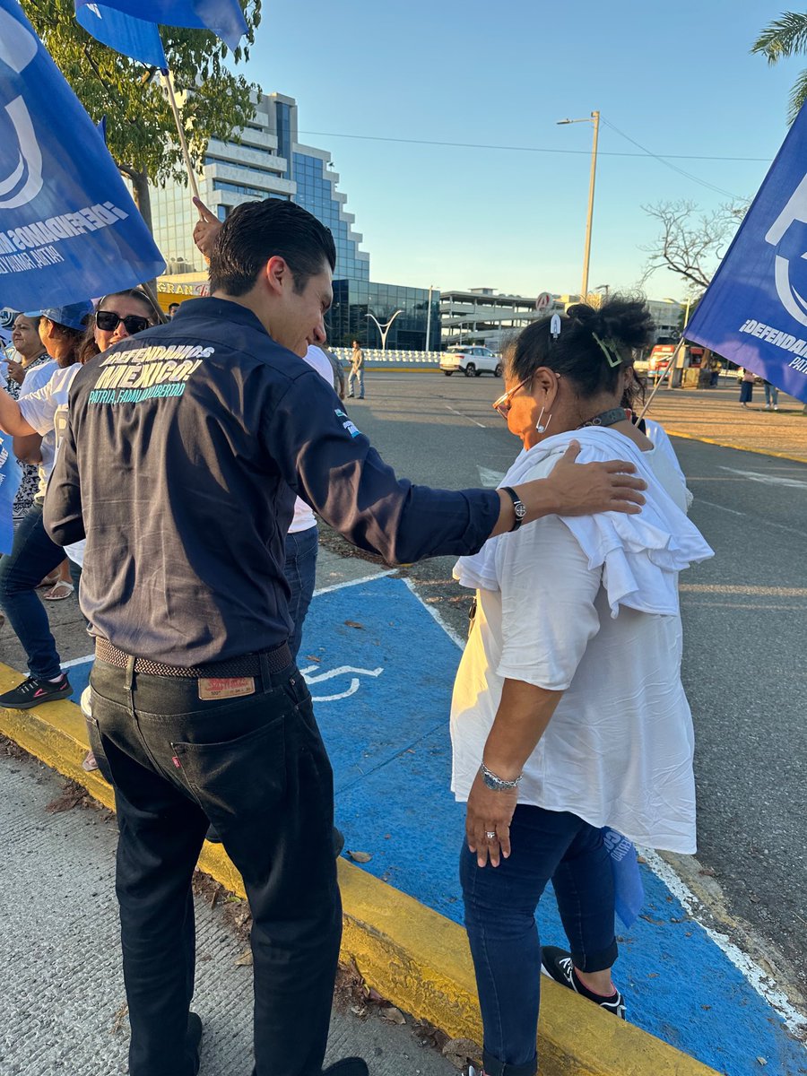 JorgeRoHe's tweet photo. Terminamos la tarde en las calles, saludando y escuchando a la gente de Tabasco. 💙

Cada encuentro nos recuerda por qué estamos aquí: para defender sus libertades y trabajar por un estado con más oportunidades. ¡Sigamos adelante por México! 🇲🇽

#PatriaFamiliaYLibertad https://t.co/eT6k8rxCvF