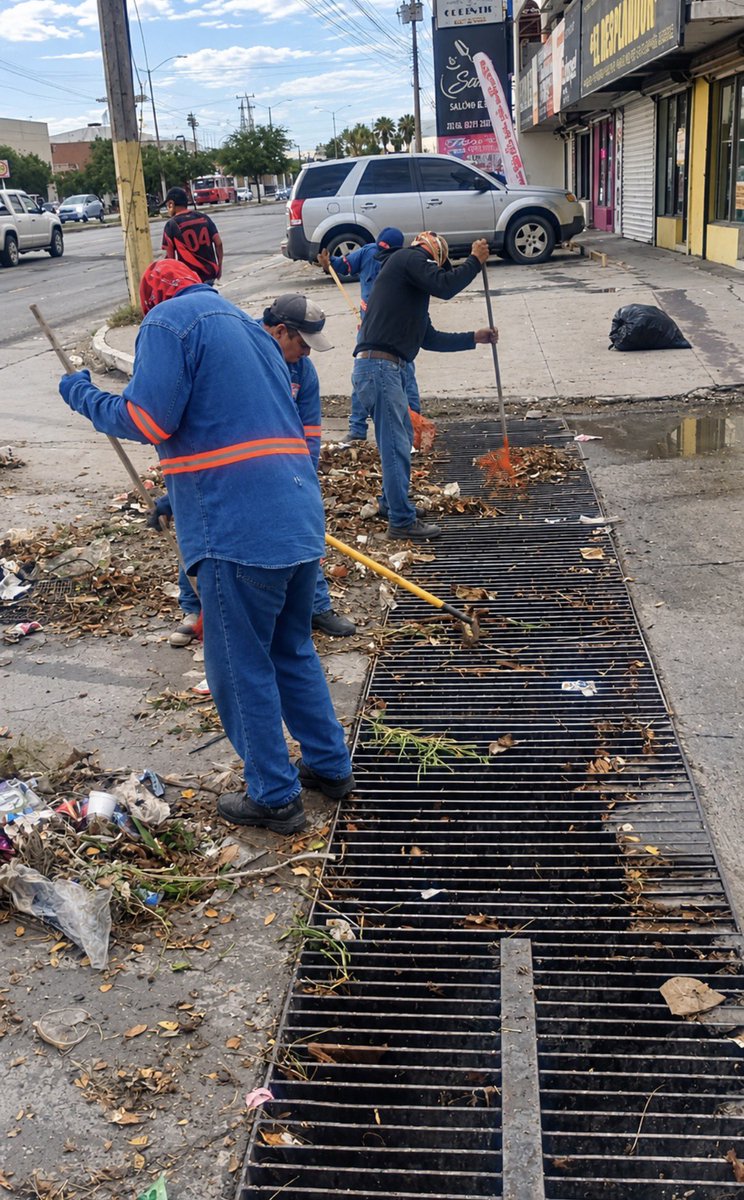 servpublicoshmo's tweet photo. Las lluvias paran, pero nosotros seguimos trabajando. 💪🏻🌦️
La basura que tiras en la calle, termina en canales, arroyos y parrillas pluviales causando inundaciones. ¡Súmate y cuida nuestra ciudad depositando la basura en su lugar! 🚮

#PrepárateParaLasLluvias https://t.co/npOvjuHCw9