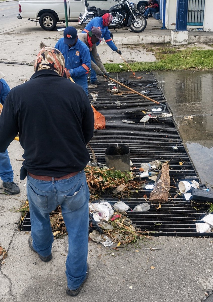 servpublicoshmo's tweet photo. Las lluvias paran, pero nosotros seguimos trabajando. 💪🏻🌦️
La basura que tiras en la calle, termina en canales, arroyos y parrillas pluviales causando inundaciones. ¡Súmate y cuida nuestra ciudad depositando la basura en su lugar! 🚮

#PrepárateParaLasLluvias https://t.co/npOvjuHCw9