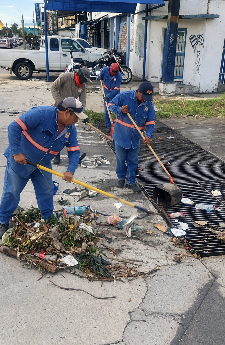 servpublicoshmo's tweet photo. Las lluvias paran, pero nosotros seguimos trabajando. 💪🏻🌦️
La basura que tiras en la calle, termina en canales, arroyos y parrillas pluviales causando inundaciones. ¡Súmate y cuida nuestra ciudad depositando la basura en su lugar! 🚮

#PrepárateParaLasLluvias https://t.co/npOvjuHCw9