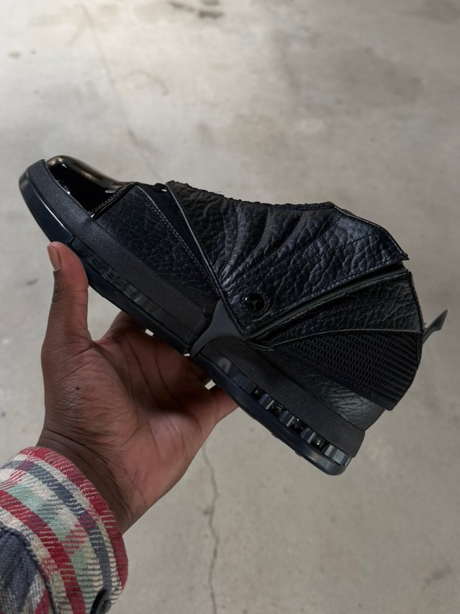 zSneakerHeadz's tweet photo. PICK ONE‼️🤔 #BlackPack 

📸: @iamRICKS https://t.co/xyXDmEhRbz