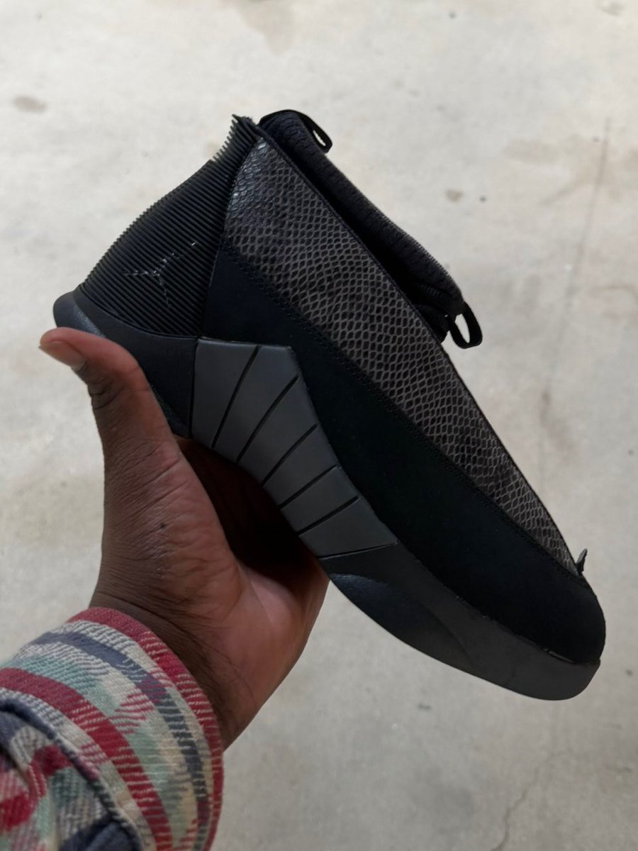 zSneakerHeadz's tweet photo. PICK ONE‼️🤔 #BlackPack 

📸: @iamRICKS https://t.co/xyXDmEhRbz