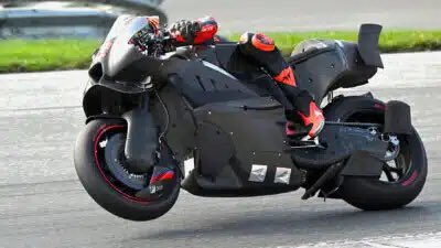 east_ground's tweet photo. 来年のmotoGPマシンのプロトタイプ…もうワケのワカラン造形になってて吃驚しすぎて記事が全然頭に入ってこない https://t.co/g37Ha4dVIJ