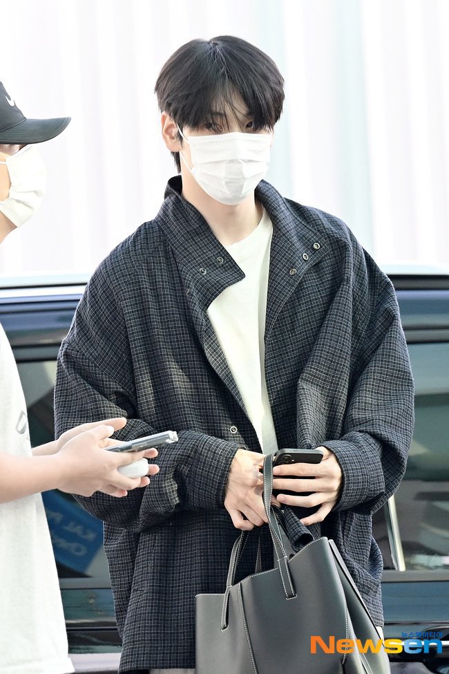 taebinfile's tweet photo. safe flight to new york ✈️ https://t.co/xyV0kFR9ex