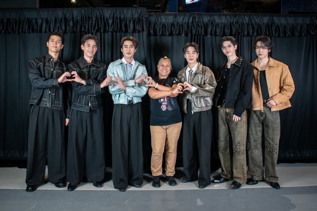 chema_blink0414's tweet photo. Foto con los chicos tailandeses de #Onlyfriends 🫰😊 https://t.co/1sYQskx2Ji