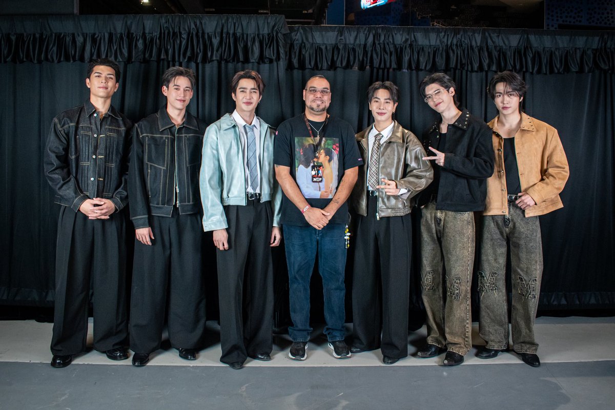 chema_blink0414's tweet photo. Foto con los chicos tailandeses de #Onlyfriends 🫰😊 https://t.co/1sYQskx2Ji