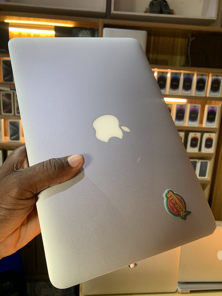 yaro2k's tweet photo. Quick sale 
MacBook Air (2015 11-inch)
Display: 11.0-inch screen size
Intel(R) Core(TM) i5
Storage: SSD 128GB
Installed RAM: 4GB 
Excellent Battery 🔋 
Backlit keyboard ⌨️ 
Price: 150k https://t.co/FnJsfDvngi